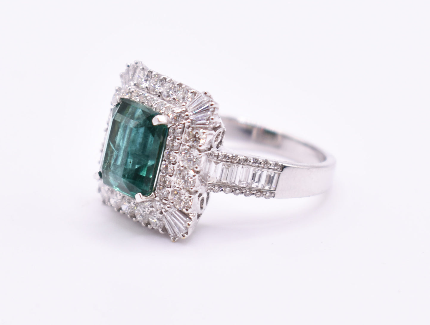 18k White Gold Emerald & Diamond Ring