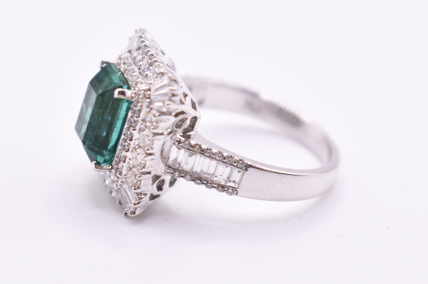 18k White Gold Emerald & Diamond Ring