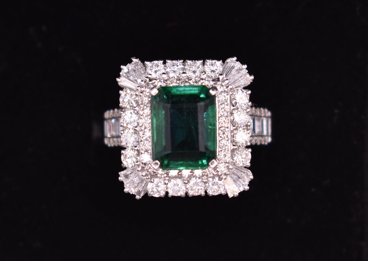 18k White Gold Emerald & Diamond Ring