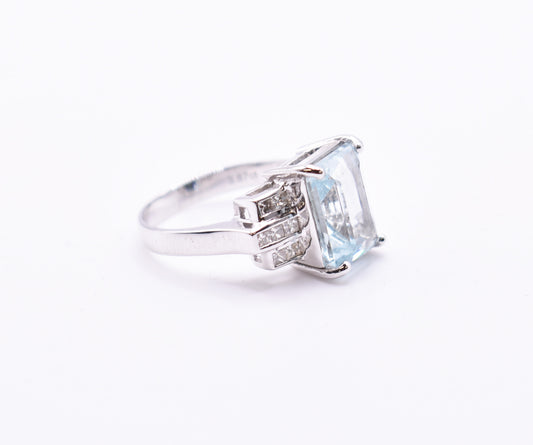 18k White Gold Aquamarine & Diamond Ring