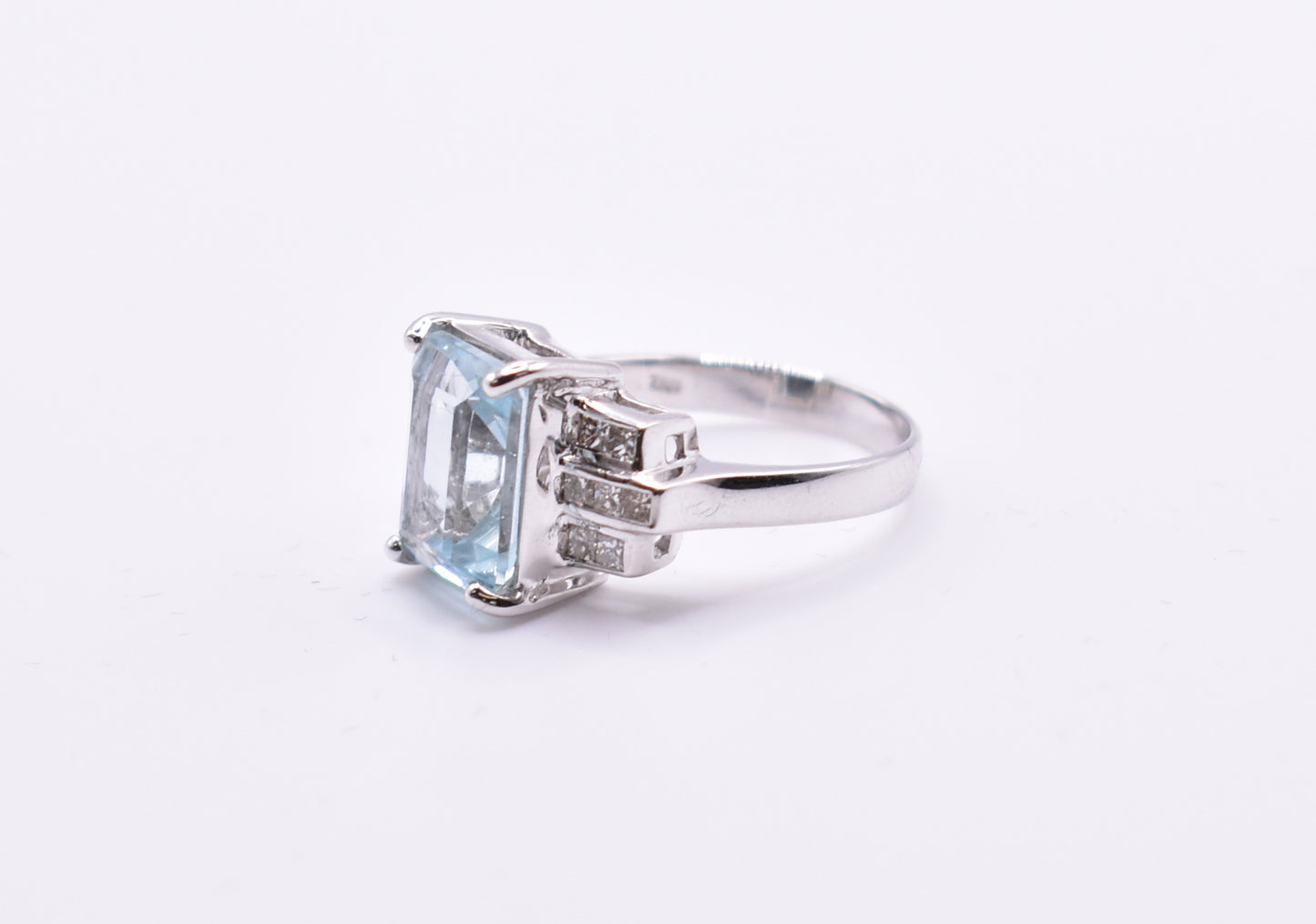 18k White Gold Aquamarine & Diamond Ring