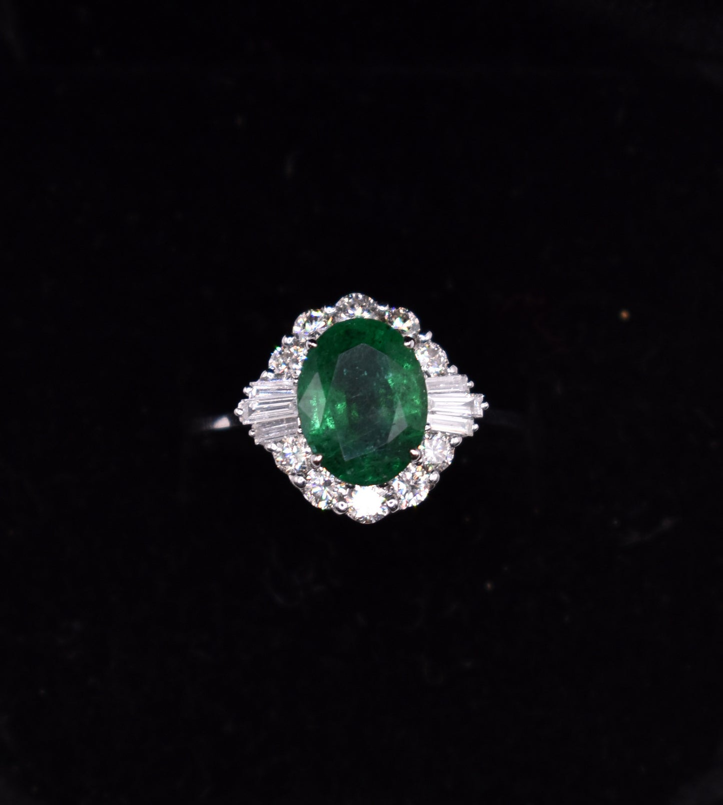 18k White Gold Emerald & Diamond Ring